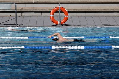 Im K?lner Stadionbad genie?en Badeg?ste den Beginn der Freibad-Saison. Unter Einhaltung der Corona-Regeln d?rfen Badg?st-stock-foto