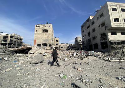 Residents inspect buildings damaged in the Israeli attack, in Gaza City-stock-foto