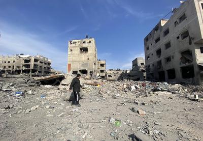 Residents inspect buildings damaged in the Israeli attack, in Gaza City-stock-foto