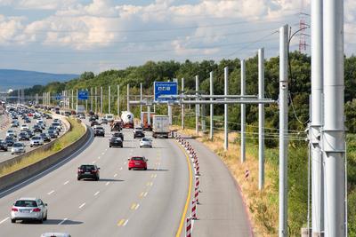 Neubau E-Highway bei Darmstadt Bau der ersten deutschen Teststrecke für einen eHighway bei Darmstadt, Hessen, Deutschlan-stock-foto