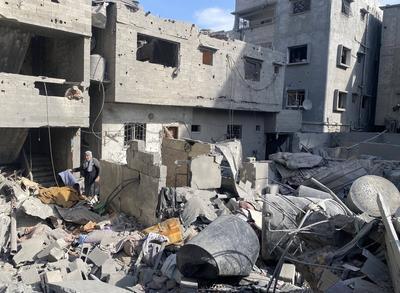 Residents inspect buildings damaged in the Israeli attack, in Gaza City-stock-foto