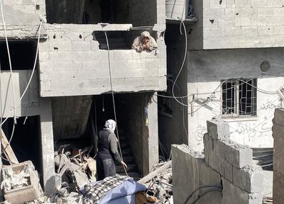 Residents inspect buildings damaged in the Israeli attack, in Gaza City-stock-foto