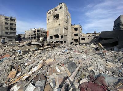 Residents inspect buildings damaged in the Israeli attack, in Gaza City-stock-foto
