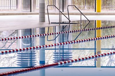 Das Wasser im Schwimmerbecken im Hallenbad am Lentpark liegt ruhig. Aufgrund der Coronakrise und dem damit verbundenden-stock-photo