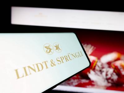 Cellphone with logo of Swiss company Chocoladefabriken Lindt and Spr?ngli AG in front of website. Stuttgart, Germany - 0-stock-foto