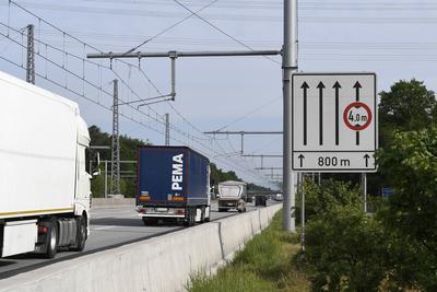 E-Highway-Teststrecke auf der BAB A5 zwischen Darmstadt und Frankfurt E-Highway-Teststrecke auf der Autobahn BAB A5 zwis-stock-photo