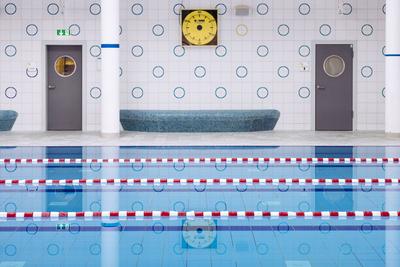 Das Wasser im Schwimmerbecken im Hallenbad am Lentpark liegt ruhig. Aufgrund der Coronakrise und dem damit verbundenden-stock-photo