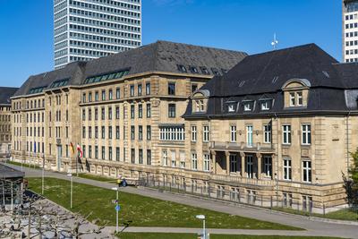Die Staatskanzlei von NRW, Sitz des Ministerpr?sidenten, Skyline von D?sseldorf, Mannesmannufer, am Rhein, rechts die Vi-stock-foto