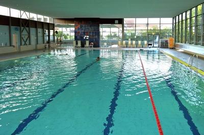 Stadt Neutraubling, Hallenbad. Kleines Nichtschwimmer-Becken sowie ein 25m Becken f?r Schwimmer. Schwimmb?der dienen der-stock-foto