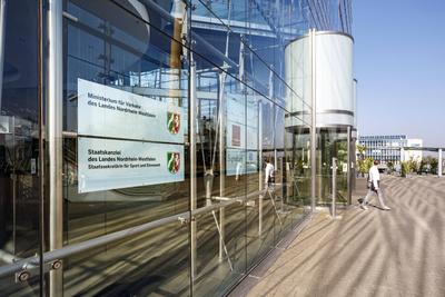 Ministerium f?r Verkehr des Landes Nordrhein-Westfalen mit Sitz im Stadttor *** Ministry of Transport of the State of No-stock-photo
