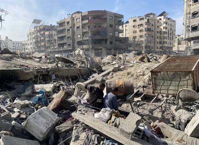 Residents inspect buildings damaged in the Israeli attack, in Gaza City-stock-foto