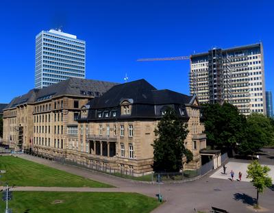 ...Blick auf die Staatskanzlei Duesseldorf mit dem ehem. Mannesmann Hochhaus dahinter... ehem. Mannesmann Hochhaus Verwa-stock-foto