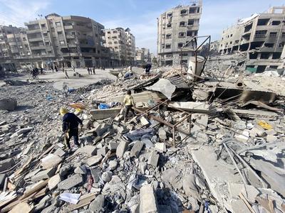 Residents inspect buildings damaged in the Israeli attack, in Gaza City-stock-foto