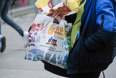 D?sseldorf 28.10.2024 DM Drogeriemarkt Einkaufst?te Plastikt?te Inflation B?rgergeld D?sseldorf Nordrhein-Westfalen Deut-stock-photo