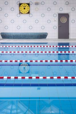 Das Wasser im Schwimmerbecken im Hallenbad am Lentpark liegt ruhig. Aufgrund der Coronakrise und dem damit verbundenden-stock-photo