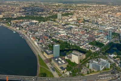 Luftbild der B?roimmobilienbebauung am Mannesmannufer am Rhein und die ?bersicht auf den Stadtteil F-stock-foto