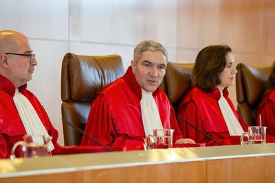 Bundesverfassungsgericht Karlsruhe: Urteilsverk?ndung in Sachen Polizeikosten Hochrisikospiele. Die DFL (Deutsche Fu?bal-stock-foto