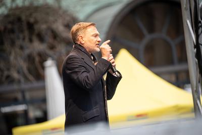 Christian Lindner, FDP-Parteivorsitzender und ehemaliger Bundesfinanzminister, w?hrend der Wahlkampfveranstaltung auf dem Kr?pcke in Hannover, Niedersachsen-stock-foto