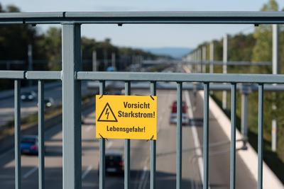 Warnhinweis Schild an Autobahnbrücke Starkstrom Warnung vor Starkstrom Warning against hight voltage Copyright: xZoonar.-stock-foto