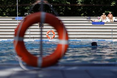 Im K?lner Stadionbad genie?en Badeg?ste den Beginn der Freibad-Saison. Unter Einhaltung der Corona-Regeln d?rfen Badg?st-stock-foto