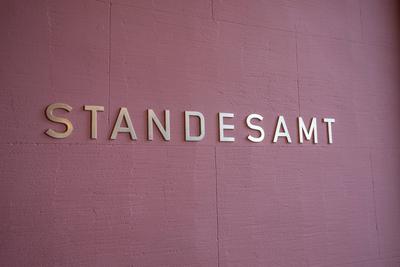 Standesamtliche Eleganz in Gold und Rosa , Deutschland, 24.04.2024, Das Foto zeigt das goldfarbene Wort STANDESAMT auf e-stock-foto