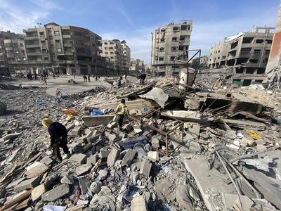 Residents inspect buildings damaged in the Israeli attack, in Gaza City-stock-foto