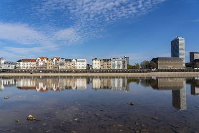 Skyline der H?user am Rheinufer der Altstadt von D?sseldorf, Vodafone Hochhaus, NRW Staatskanzlei, rechts, Spiegelung im-stock-foto