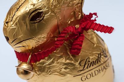 A Lindt chocolate Easter bunny wrapped in gold foil A Lindt chocolate Easter bunny wrapped in gold foil Copyright: xZoon-stock-foto