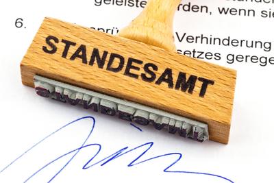 Holzstempel mit der Aufschrift Standesamt auf einem Dokument wooden stamp on a document lettering Standesamt, registry o-stock-foto