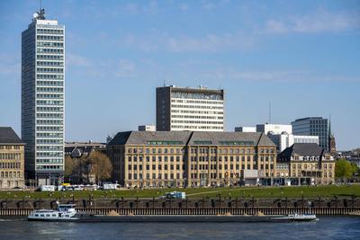 Die Staatskanzlei von NRW, Sitz des Ministerpr?sidenten, Skyline von D?sseldorf, Mannesmannufer, am Rhein, rechts die Vi-stock-foto