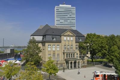 Villa Horion Staatskanzlei des Landes Nordrhein Westfalen Mannesmann Hochhaus Johannes Rau Platz-stock-foto