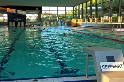 Schwimmb?der dienen der Erholung und der sportlichen Bet?tigung im, am und unter Wasser. Hauptbestandteil eines Schwimmb-stock-foto