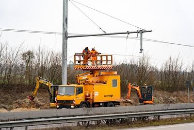 Arbeiter montieren den Fahrdraht zwischen der Anschlussstelle Reinfeld und dem Autobahnkreuz L?beck-stock-foto