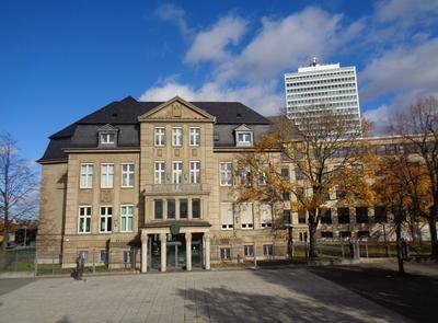 Blick auf das Gebaeude der Parlamentsgeschichte, fr?her ehemalige Staatskanzlei NRW, dahinter das ehemalige Mannesmann H-stock-foto