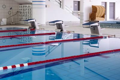 Das Wasser im Schwimmerbecken im Hallenbad am Lentpark liegt ruhig. Aufgrund der Coronakrise und dem damit verbundenden-stock-photo