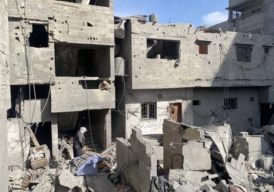 Residents inspect buildings damaged in the Israeli attack, in Gaza City-stock-foto