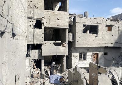 Residents inspect buildings damaged in the Israeli attack, in Gaza City-stock-foto