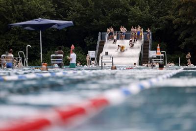 Im Kölner Stadionbad genießen Badegäste bei sommerlichen Temperaturen die Freibad-Saison. Das Rheinland ächzt unter eine-stock-foto
