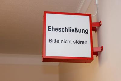 Symbolfoto: Bund der Ehe Schild im Flur vor dem Trauzimmer: Eheschlie?ung, Bitte nicht st?ren; Trauung; Ehe; Hochzeit; B-stock-foto
