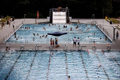 Im Kölner Stadionbad genießen Badegäste bei sommerlichen Temperaturen die Freibad-Saison. Das Rheinland ächzt unter eine-stock-foto