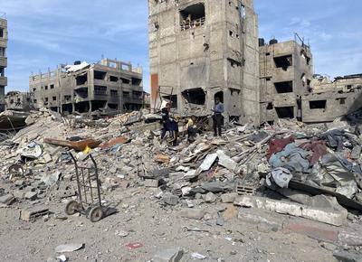 Residents inspect buildings damaged in the Israeli attack, in Gaza City-stock-foto