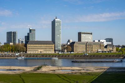 Skyline von D?sseldorf, Mannesmannufer, am Rhein, links GAP15 Hochhaus, Mitte das Vodafone Hochhaus, rechts die NRW Staa-stock-foto