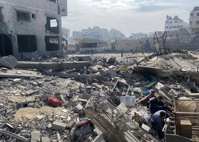Residents inspect buildings damaged in the Israeli attack, in Gaza City-stock-foto
