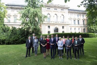 Die neue Landesregierung von Nordrhein-Westfalen, Kabinett Wuest II, vordere Reihe von links: Herbert REUL, CDU, Innenmi-stock-photo