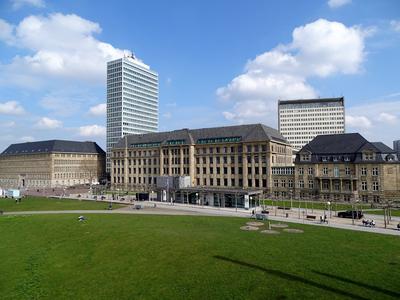 Duesseldorf Mannesmannufer Ensemble mit Hochhaus und ehem. Staatskanzlei Blick auf eines der bekanntesten Ensembles hist-stock-foto