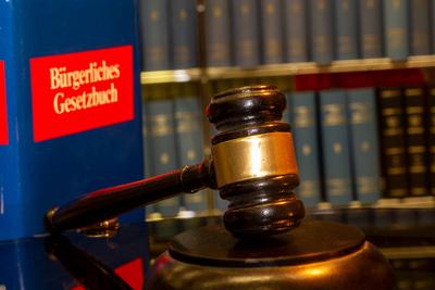 Nahaufnahme von einem Richterhammer als Symbolbild f?r ein Gerichtsurteil *** Close-up of a judges gavel as a symbolic i-stock-foto