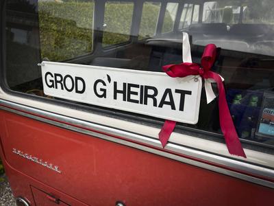 27.08.2024, Hochzeit. Grod Gheirat steht in Bayerisch an dem alten VW-Bully, bedeutet: Gerade Geheiratet! Der Oldtimer i-stock-foto