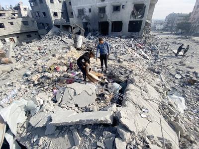 Residents inspect buildings damaged in the Israeli attack, in Gaza City-stock-foto