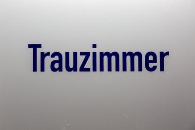 schllichte Glastür zu einem Trauzimmer . Aufschrift Trauzimmer *** plain Glass door to a Trauzimmer Inscription Trauzimm-stock-foto