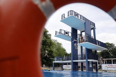 Im K?lner Stadionbad genie?en Badeg?ste bei sommerlichen Temperaturen die Freibad-Saison. Das Rheinland ?chzt unter eine-stock-foto
